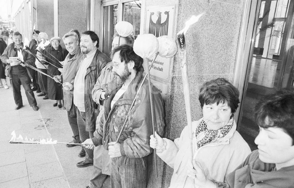 DDR-Bildarchiv: Berlin - Berlin Unter den Linden, Demonstration vor dem Wirtschaftsministerium (Ausstellung) 26.03.1993