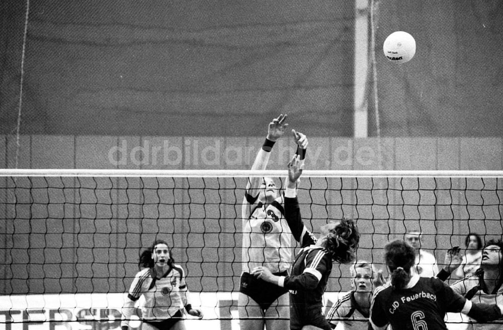 Berlin: Berlin Volleyball der Damen von Ost und West in Berlin 27.10.90 Foto: ND/Lange Umschlagnummer: 1363