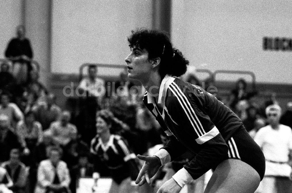 DDR-Bildarchiv: Berlin - Berlin Volleyball der Damen von Ost und West in Berlin 27.10.90 Foto: ND/Lange Umschlagnummer: 1363