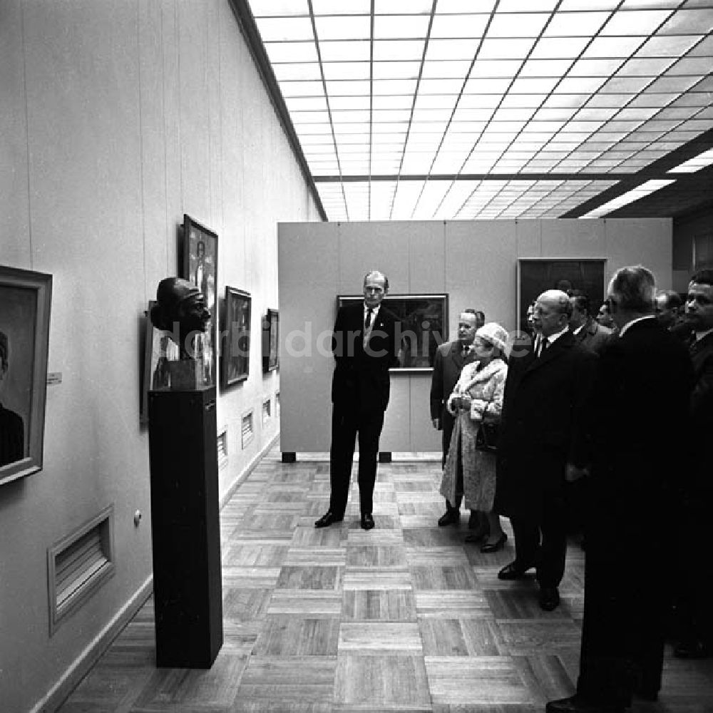 DDR-Fotoarchiv: Berlin - Berlin: Walter Ulbricht besucht die neu eröffnete Gemäldegalerie - Neue Meister im Dresdner Albertinum