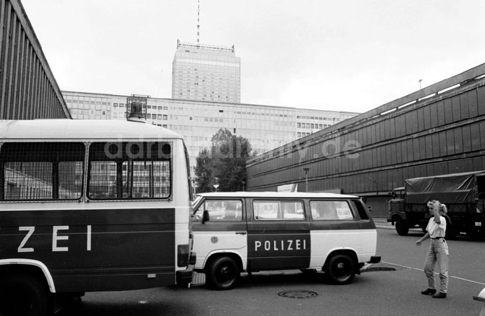 DDR-Fotoarchiv: Berlin - Berlin Westberliner Polizei in Berlin-Ost 01.10.90 Foto: ND/Lange Umschlagnummer: 1251