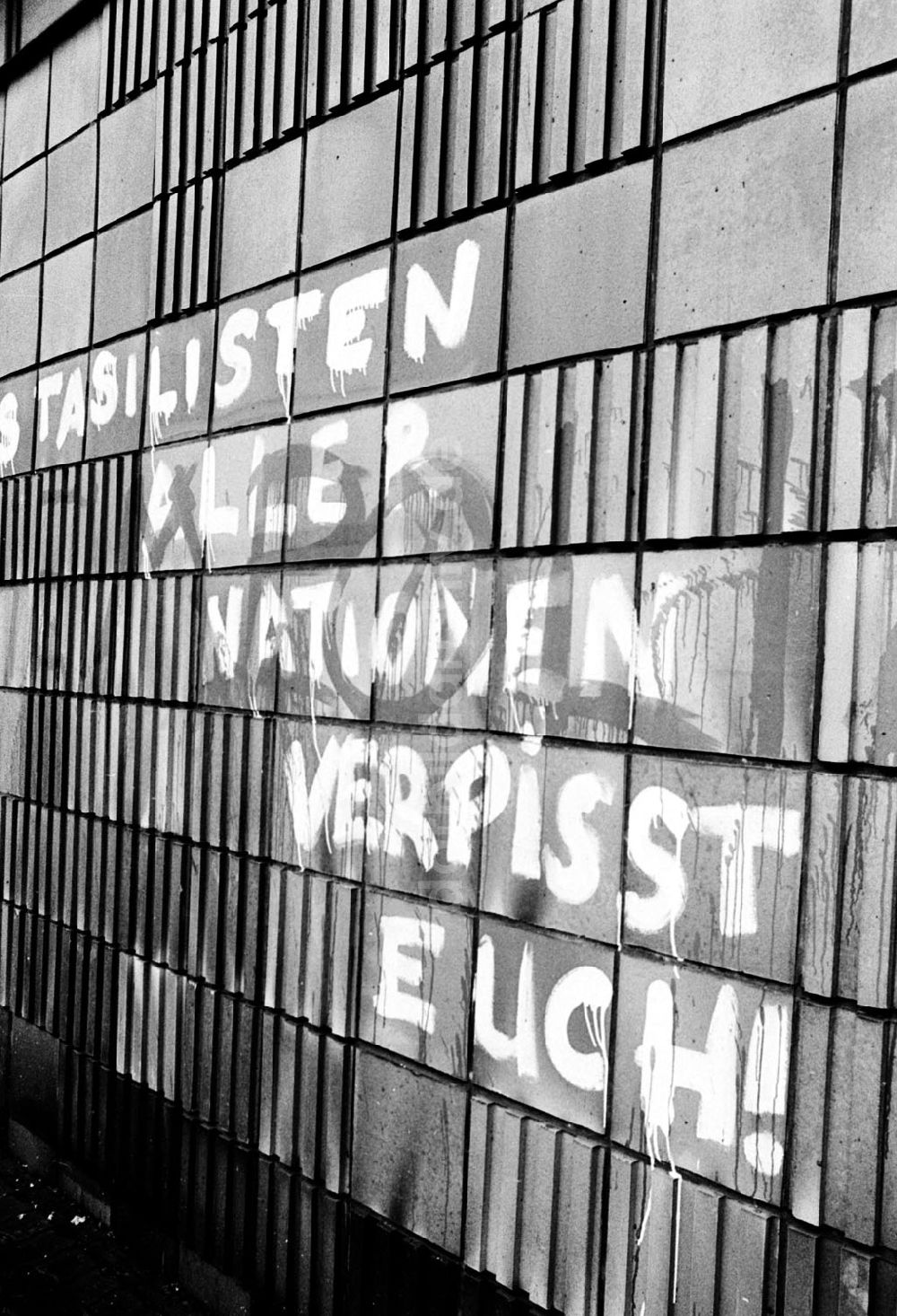 Berlin: Berlin Zerstörungen im ehemaligen Stasi-Ministerium 16.01.90 Foto: Lange Umschlagnummer: 0079