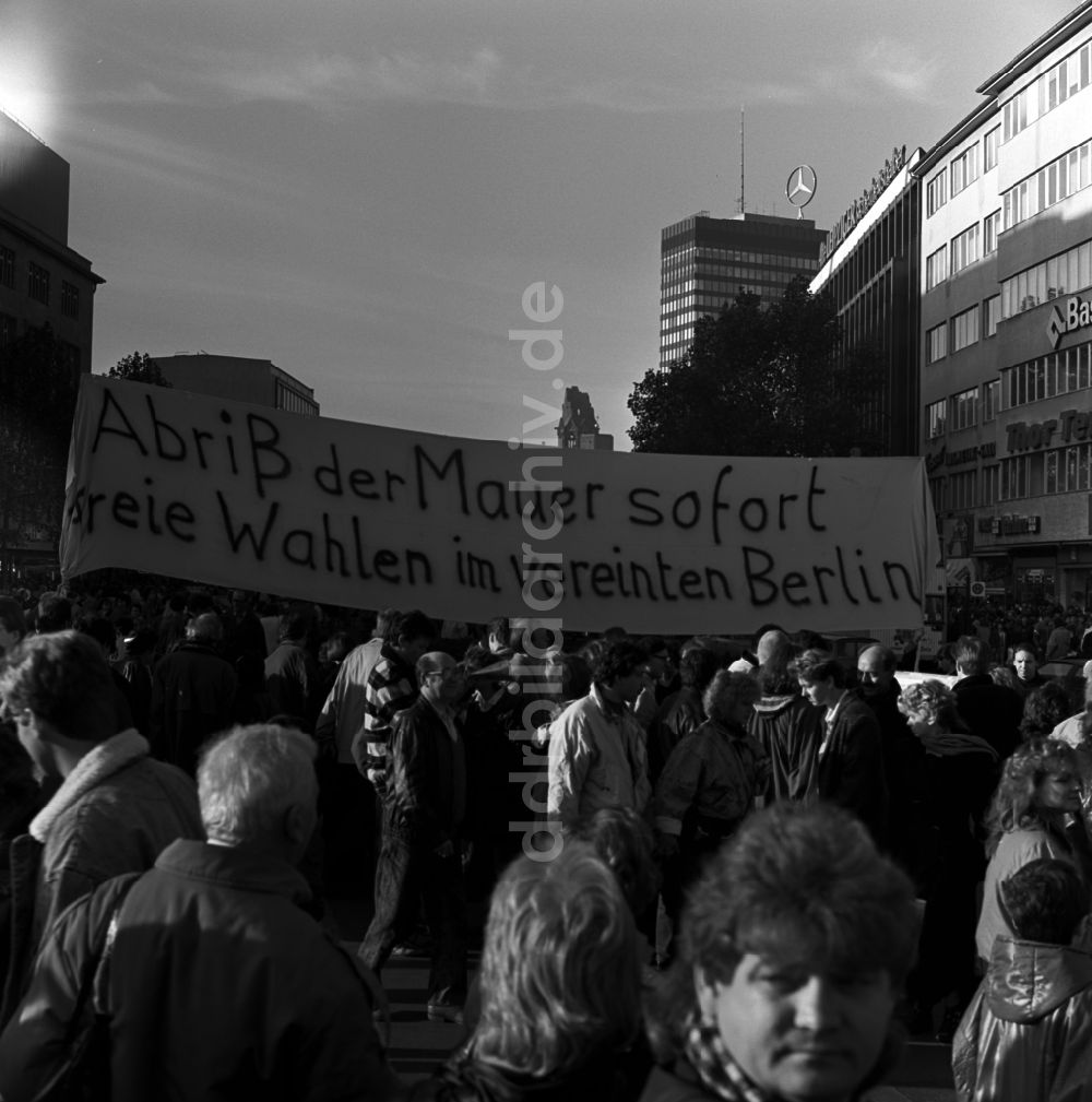 DDR-Bildarchiv: Berlin - Schöneberg - Berliner demonstrieren auf der Tauentzienstraße für den Abriß der Mauer