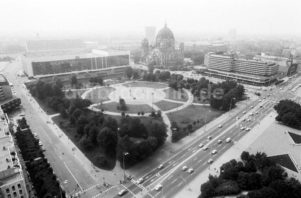 DDR-Fotoarchiv: Berlin-Mitte - Berliner Dom, Palast der Republik 08.08.89 Foto: ND/Grahn Umschlagnummer: 0930