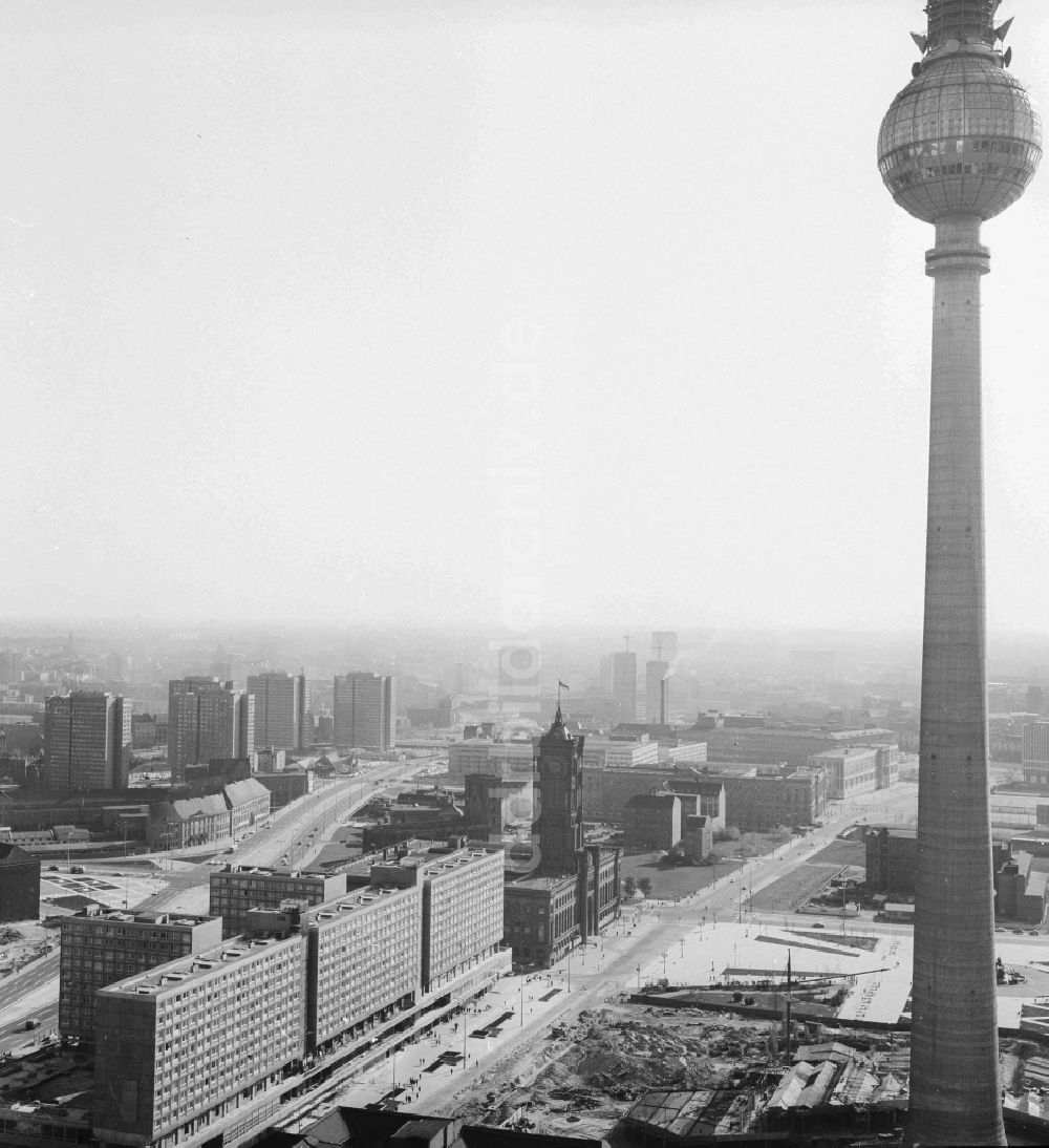 DDR-Fotoarchiv: Berlin - Berliner Fernsehturm und die Rathauspassagen in Berlin, der ehemaligen Hauptstadt der DDR, Deutsche Demokratische Republik