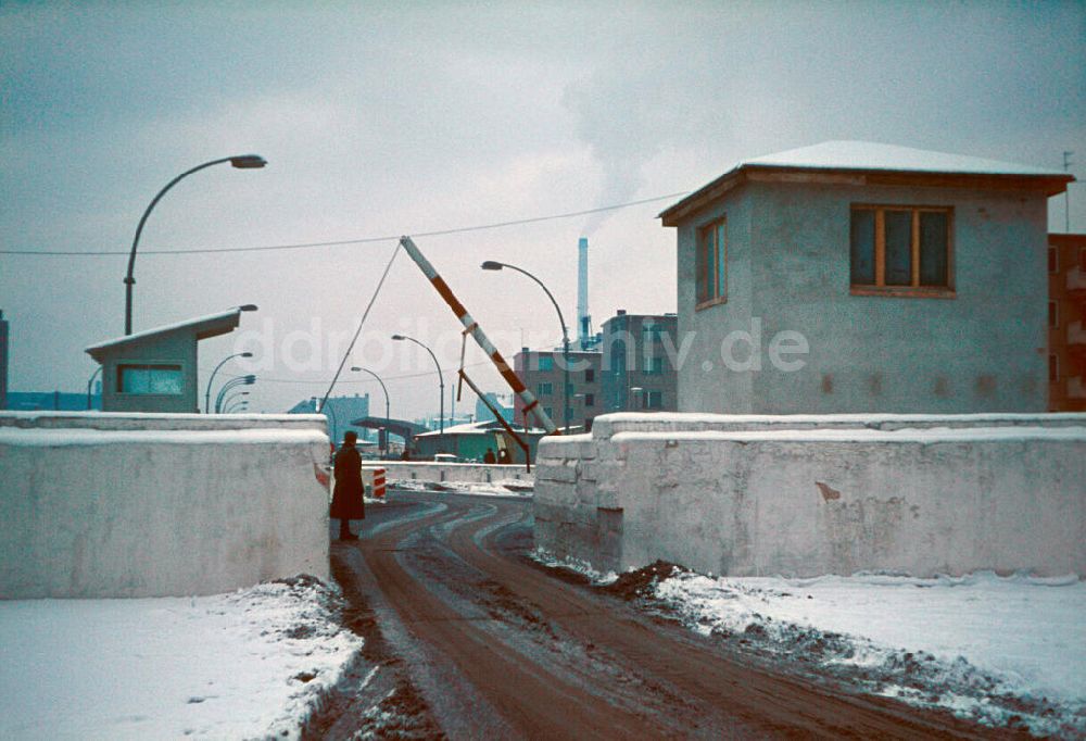 DDR-Fotoarchiv: Berlin - Berliner Mauer - DDR Grenzverlauf Übergang Heinrich-Heine-Straße - Berlin Wall