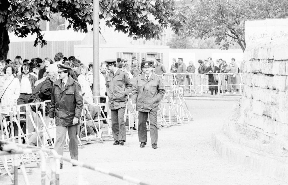 DDR-Fotoarchiv: Berlin-Mitte - Berliner Polizeibeamte hinter Absperrung vor dem Panzerwall am Tag vom Abriß