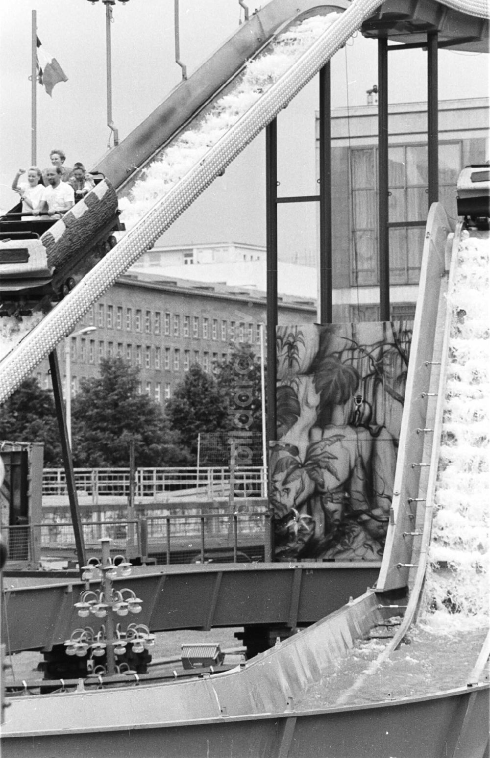 DDR-Bildarchiv: Berlin / Mitte - Berliner Sommerfest auf dem Marx-Engels-Platz 28.07.92 Lange Umschlag 1084