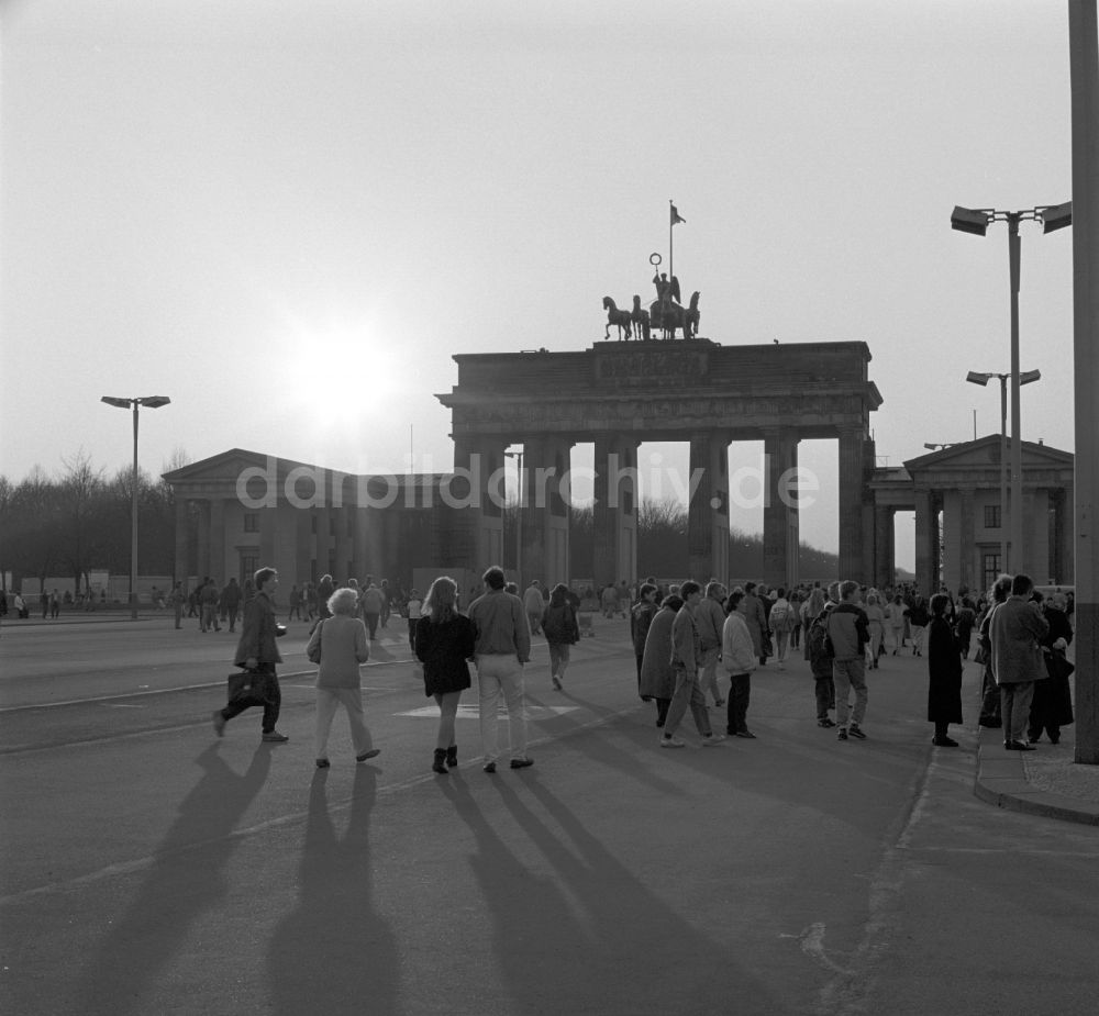 Berlin: Berliner und Touristen können ungehindert durch das Brandenburger Tor in Berlin spazieren gehen