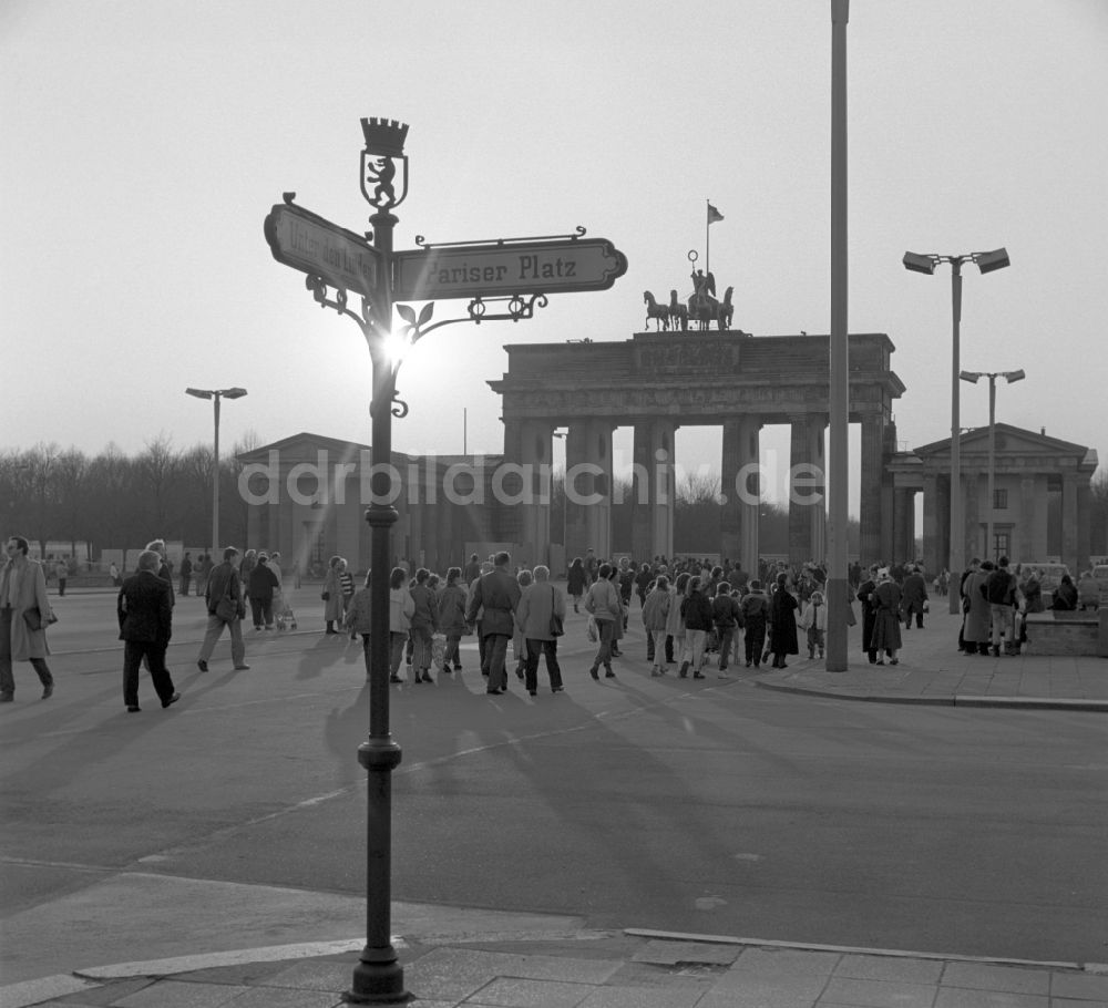 DDR-Bildarchiv: Berlin - Berliner und Touristen können ungehindert durch das Brandenburger Tor in Berlin spazieren gehen