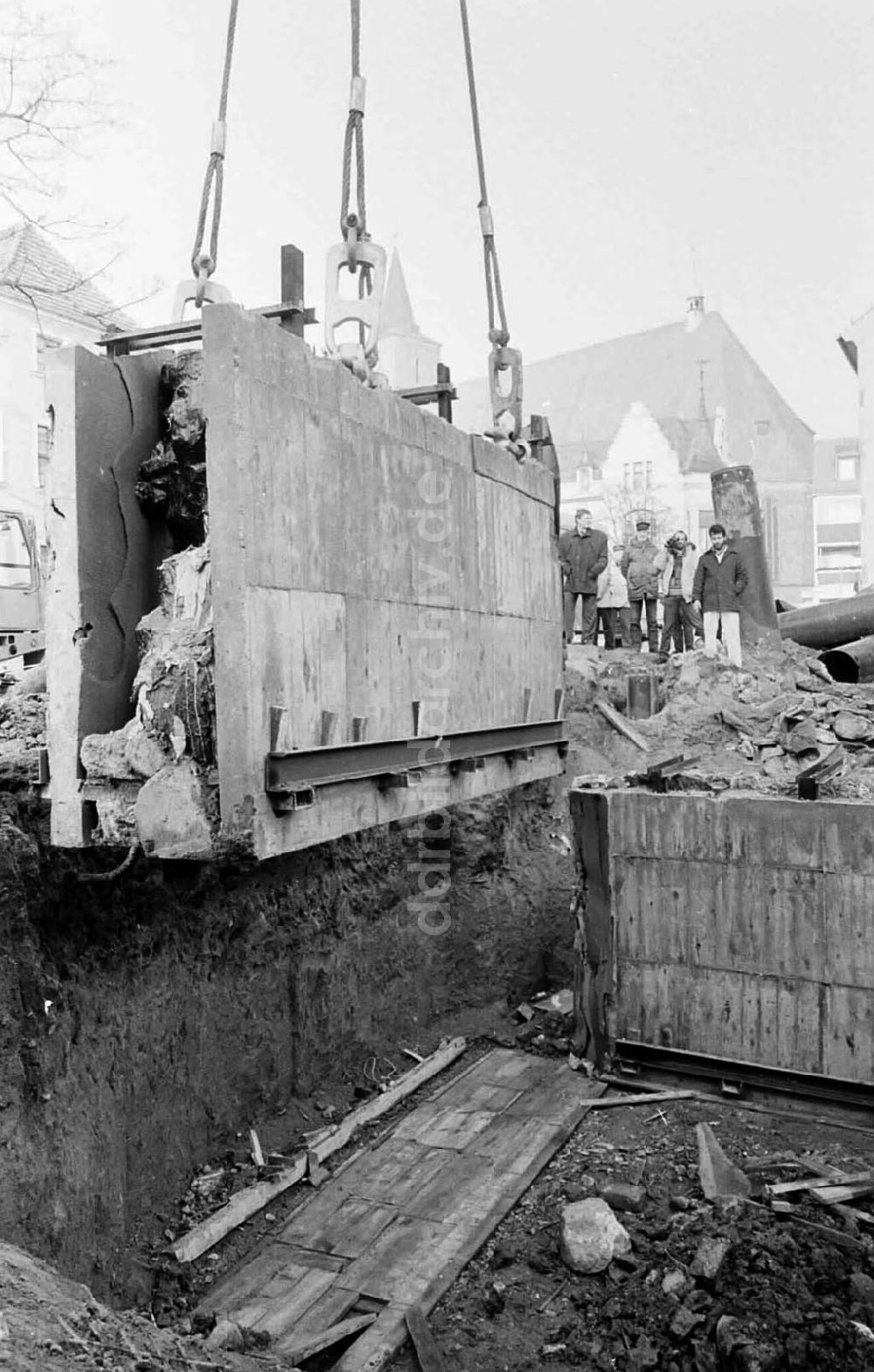 DDR-Bildarchiv: Bernau - Bernau 09.02.92 Historische Kellerwände werden in Bernau versetzt. Foto: Grahn