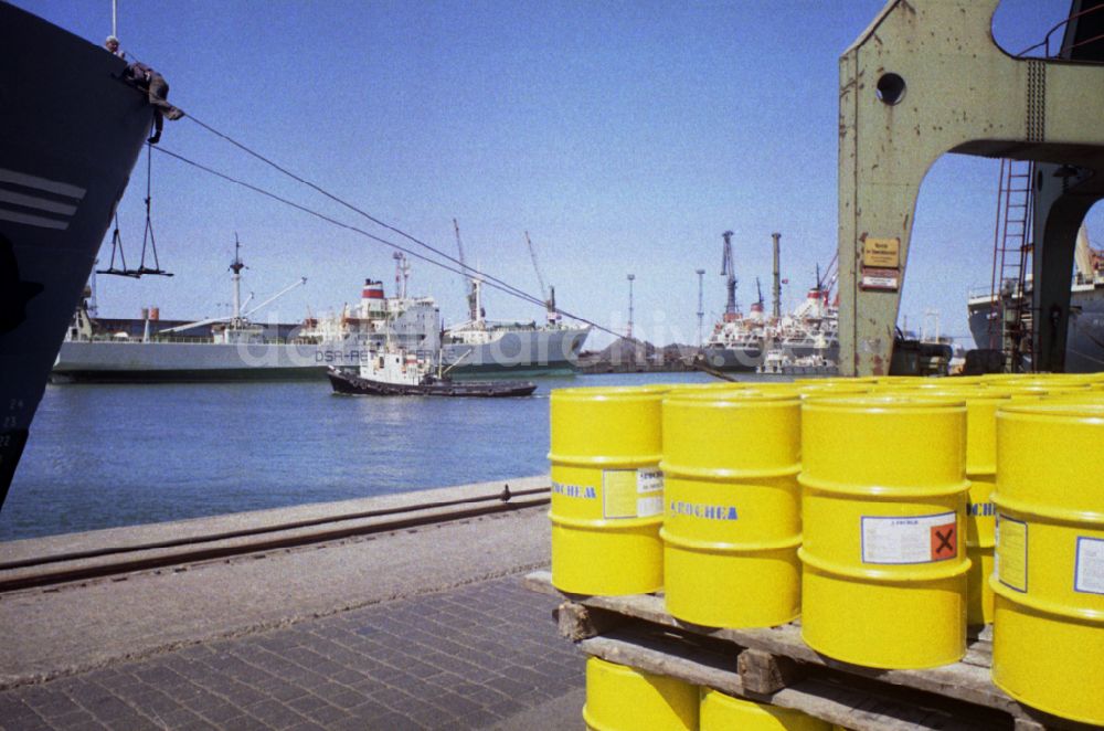 Rostock: Überseehafen an der Warnow in Rostock in Mecklenburg-Vorpommern in der DDR