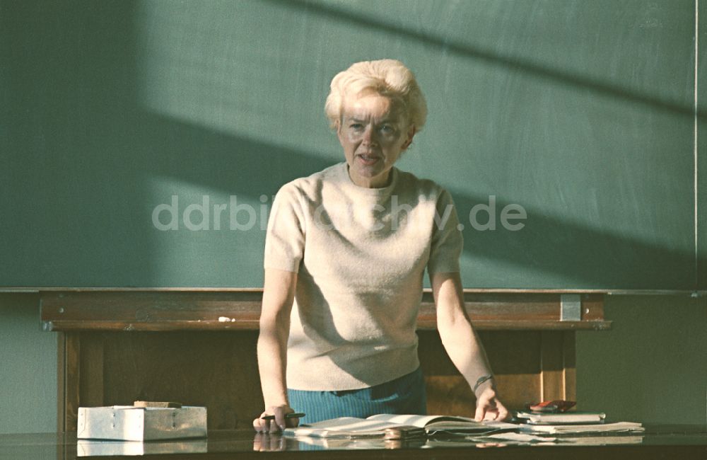 DDR-Fotoarchiv: Berlin - Berufsausbildung durch eine Lehrerin für engliche Sprache in der Berufsschule des VEB Elektro-Apparate-Werke in Berlin in der DDR