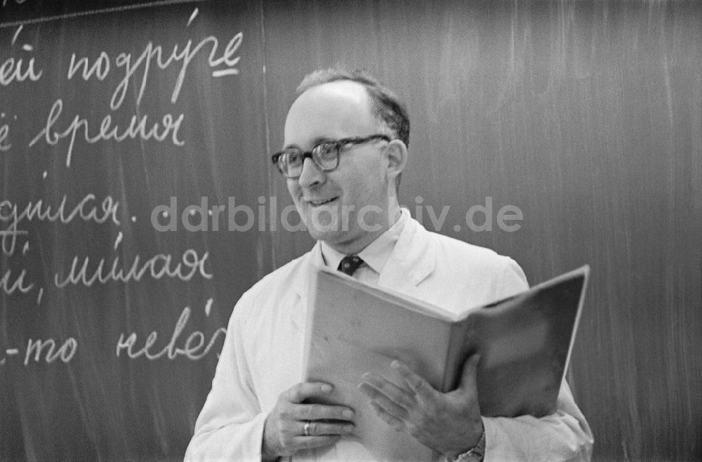Berlin: Berufsausbildung durch eine Lehrerin für Russische Sprache in der Berufsschule des VEB Elektro-Apparate-Werke in Berlin in der DDR