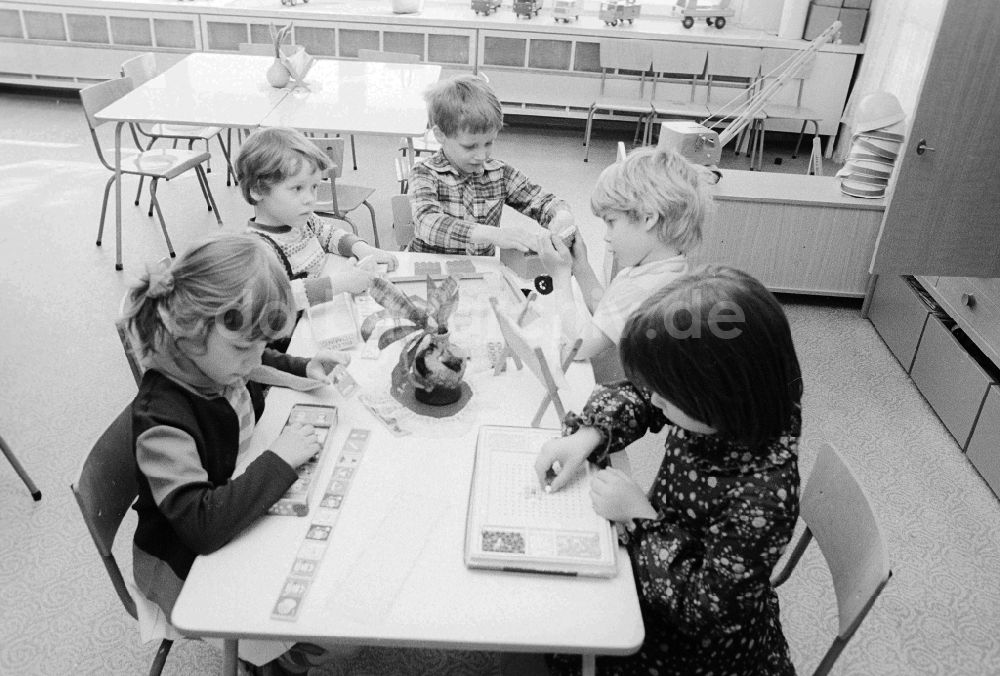 Berlin: Beschäftigung-, Spielzeit im Kindergarten in Berlin, der ehemaligen Hauptstadt der DDR, Deutsche Demokratische Republik
