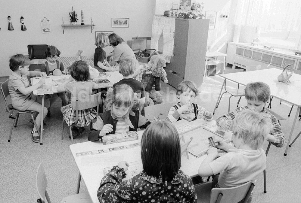 DDR-Bildarchiv: Berlin - Beschäftigung-, Spielzeit im Kindergarten in Berlin, der ehemaligen Hauptstadt der DDR, Deutsche Demokratische Republik