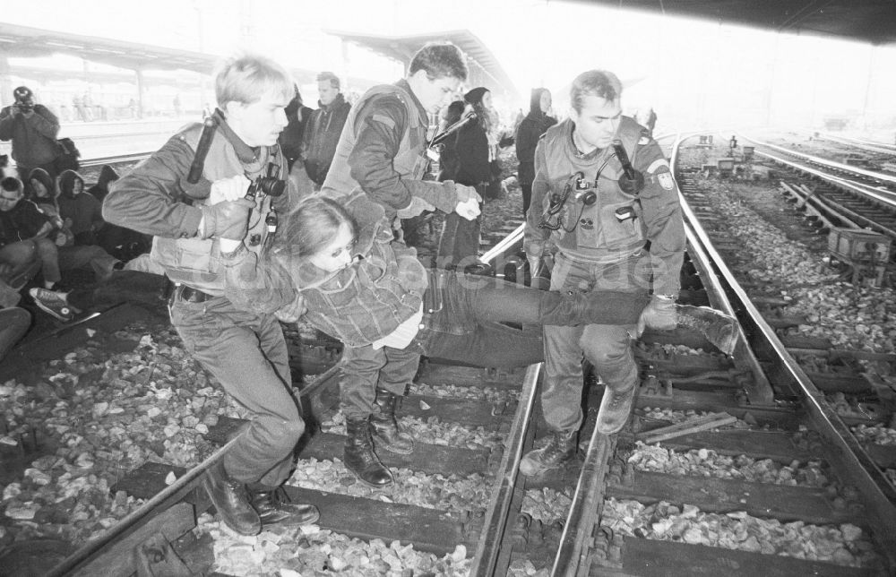 DDR-Bildarchiv: Berlin - Besetzung vom Bahnhof Berlin-Lichtenberg von Wehrdienstverweigerern (Räumung durch BGS)