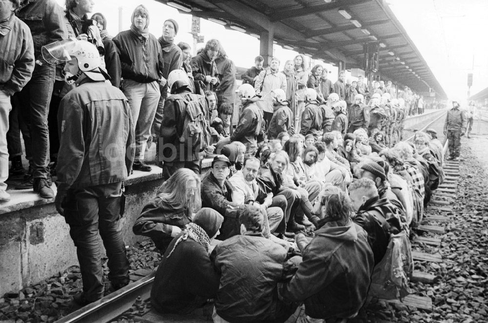 DDR-Fotoarchiv: Berlin - Besetzung vom Bahnhof Berlin-Lichtenberg von Wehrdienstverweigerern (Räumung durch BGS)