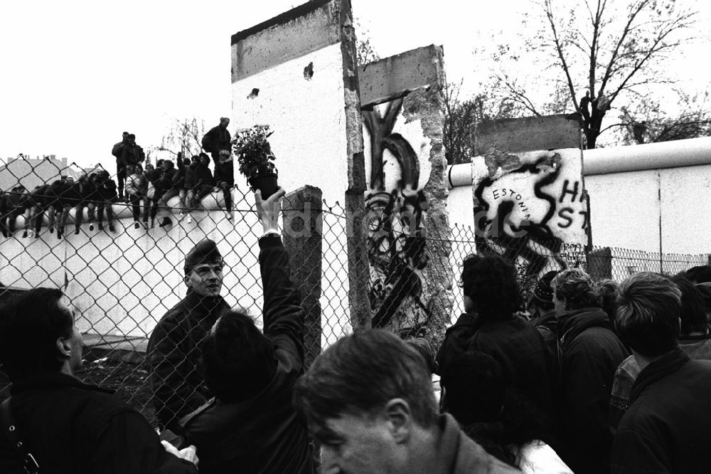 DDR-Fotoarchiv: Berlin / Mitte - Besetzung der Grenzanlagen am Potsdammer Platz Berlin-MitteOktober 1989Foto: Grahn