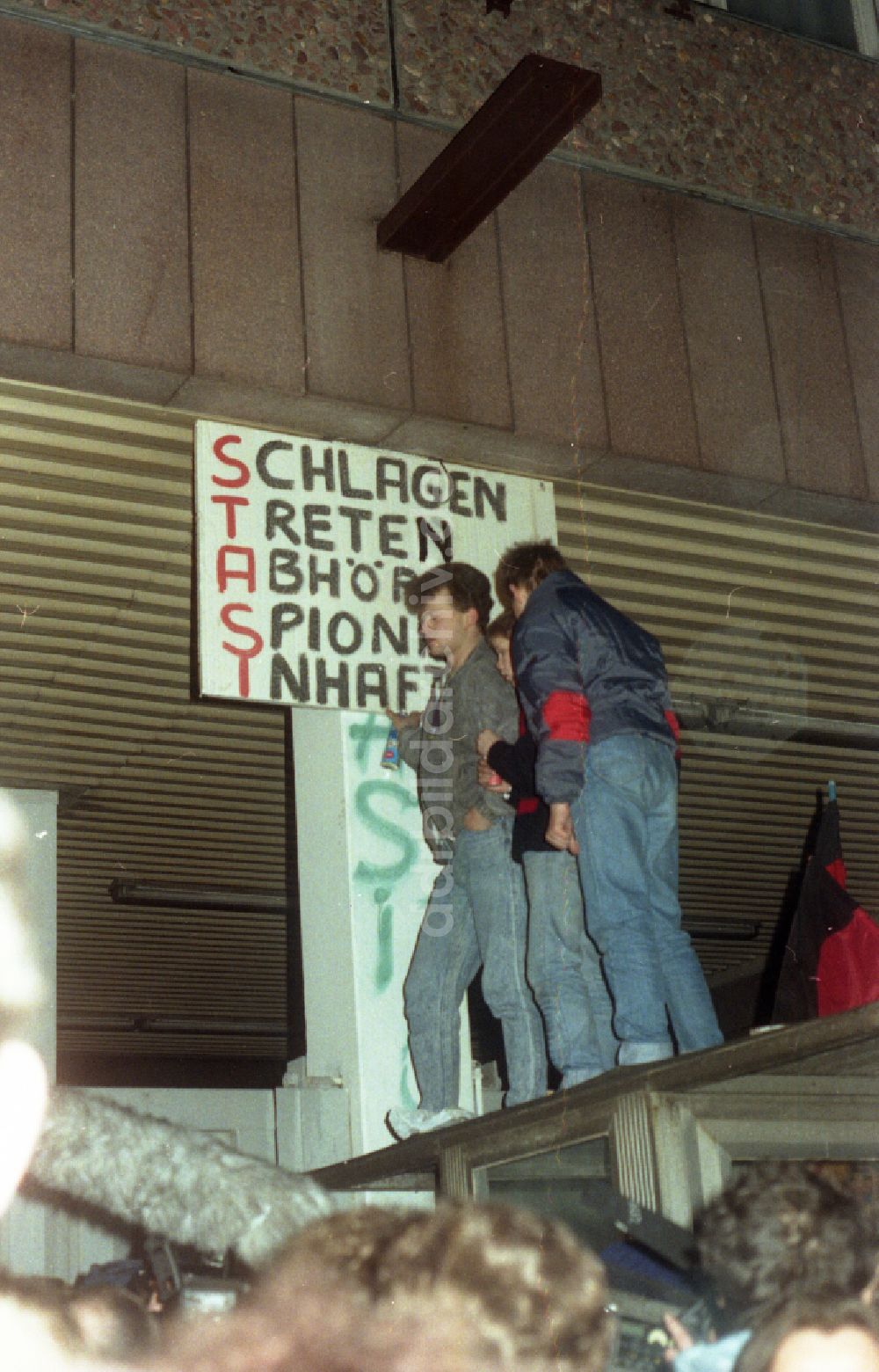 Berlin: Besetzung der MfS - Zentrale Ministerium für Staatssicherheit in der Normannenstraße in Berlin auf dem Gebiet der ehemaligen DDR, Deutsche Demokratische Republik