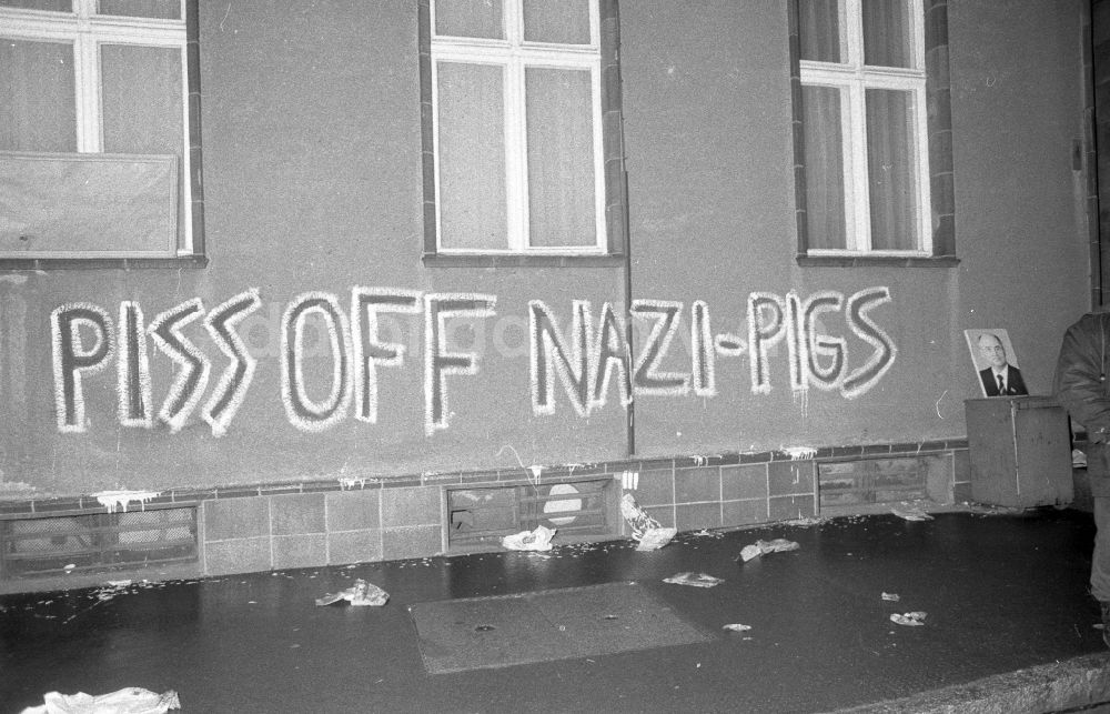 DDR-Fotoarchiv: Berlin - Besetzung der MfS - Zentrale Ministerium für Staatssicherheit in der Normannenstraße in Berlin in der DDR