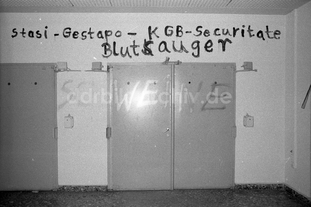 DDR-Bildarchiv: Berlin - Besetzung der MfS - Zentrale Ministerium für Staatssicherheit in der Normannenstraße in Berlin in der DDR