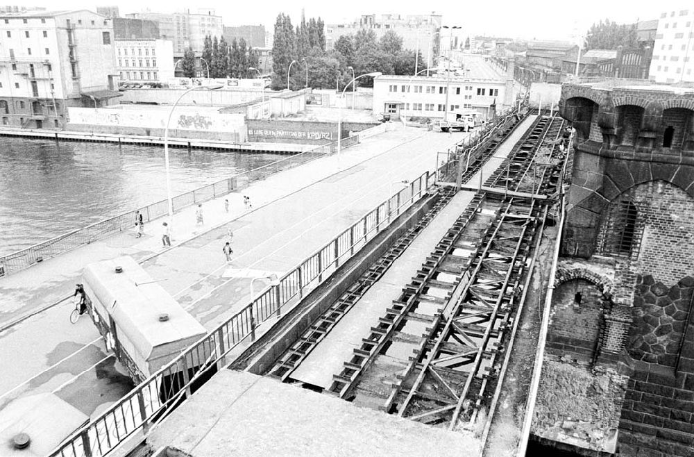 DDR-Bildarchiv: Berlin - Besetzung Oberbaumbrücke Berlin 06.07.1992