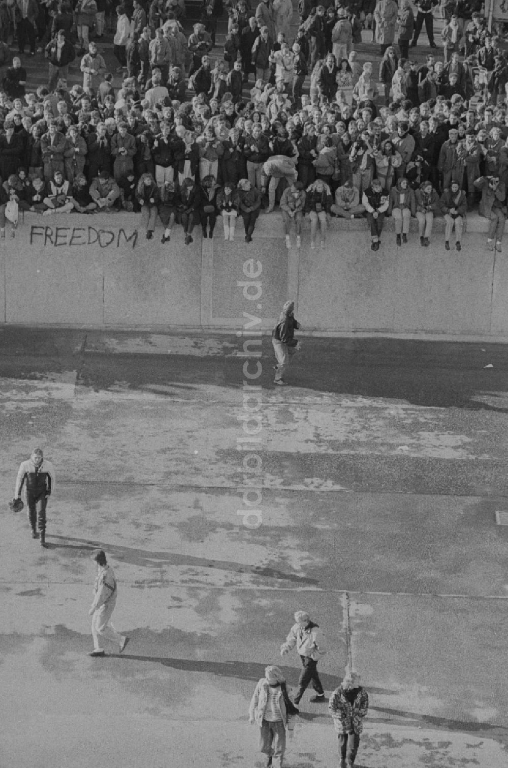 DDR-Fotoarchiv: Berlin - Besetzung der Panzermauer am Platz vor dem Brandenburger Tor in Berlin- Mitte