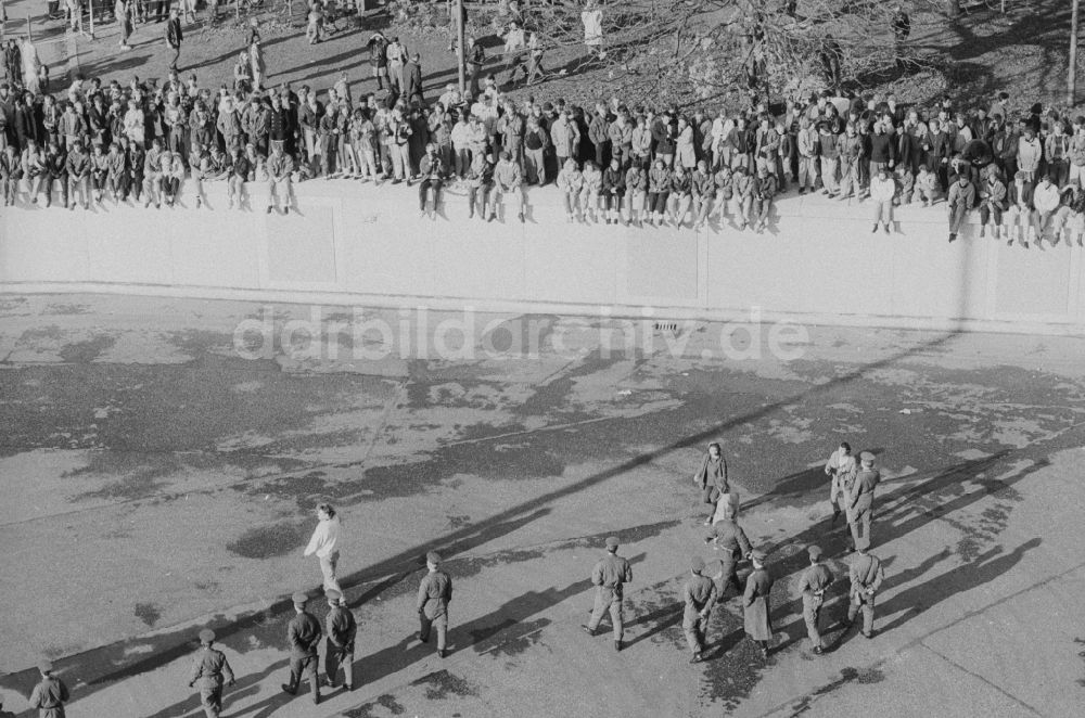 Berlin: Besetzung der Panzermauer am Platz vor dem Brandenburger Tor in Berlin- Mitte
