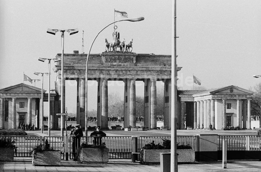 Berlin: Besetzung der Panzermauer am Platz vor dem Brandenburger Tor in Berlin- Mitte