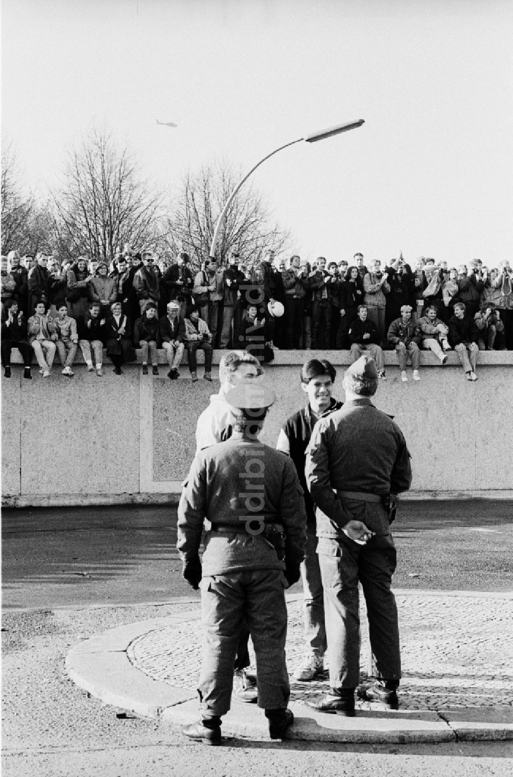 DDR-Fotoarchiv: Berlin - Besetzung der Panzermauer am Platz vor dem Brandenburger Tor in Berlin- Mitte
