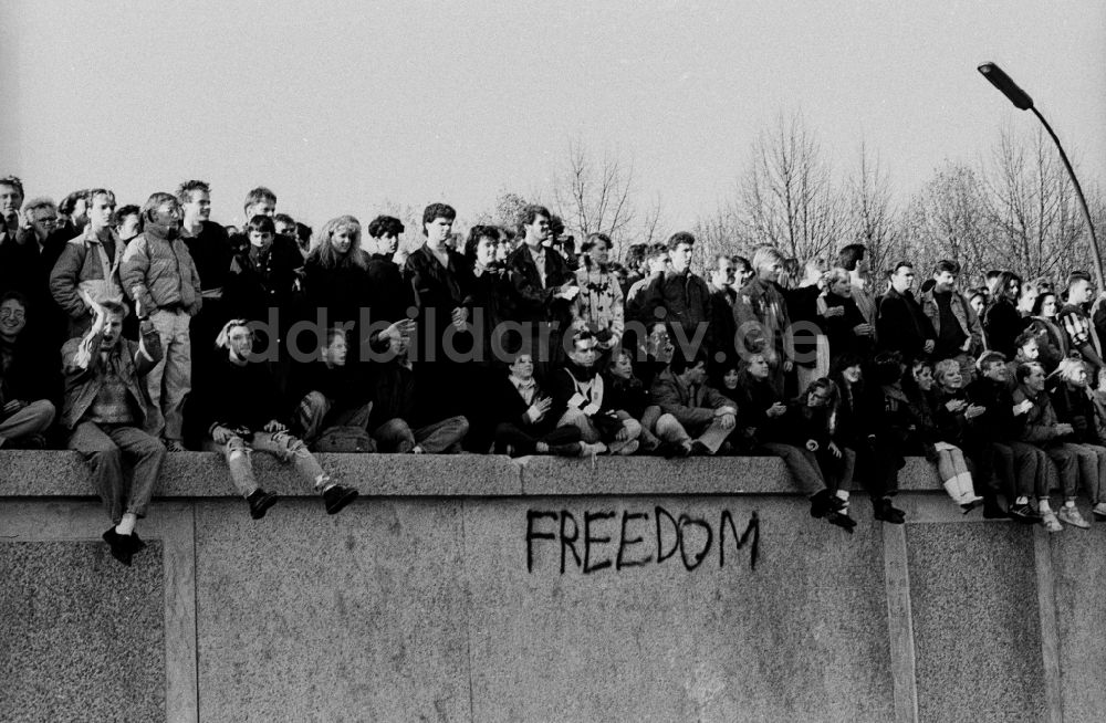 DDR-Bildarchiv: Berlin - Besetzung der Panzermauer am Platz vor dem Brandenburger Tor in Berlin- Mitte