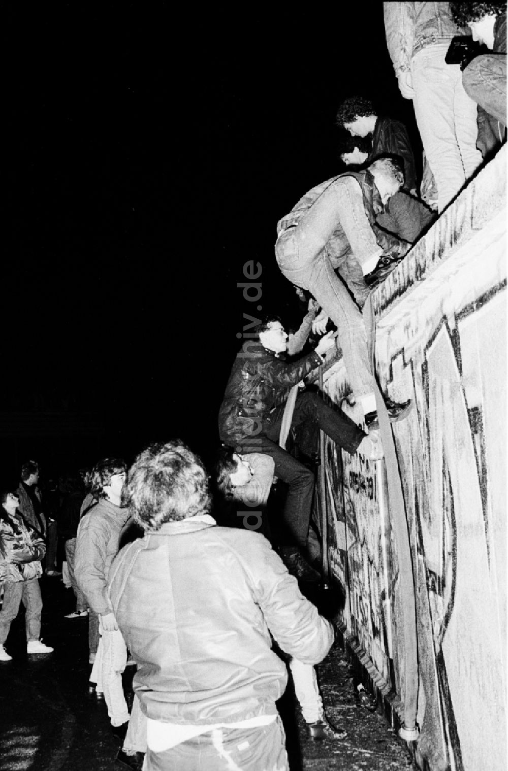 DDR-Bildarchiv: Berlin - Besetzung der Panzermauer am Platz vor dem Brandenburger Tor in Berlin- Mitte