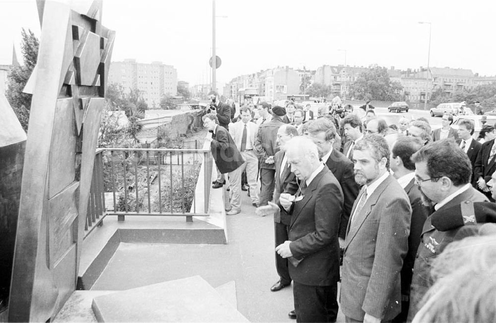 DDR-Fotoarchiv: Berlin - Besichtigung des geschändeten jüdischen Denkmals mit Jizhak Rabin, Brücke Gotzkowskystrasse 16.09.1992