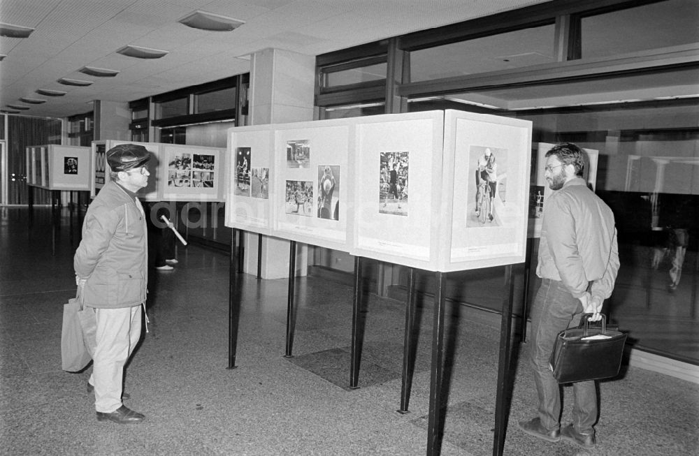 DDR-Bildarchiv: Berlin-Mitte - 100 beste Pressefotos-Ausstellung im Palast der Republik in Berlin-Mitte Umschlagnr