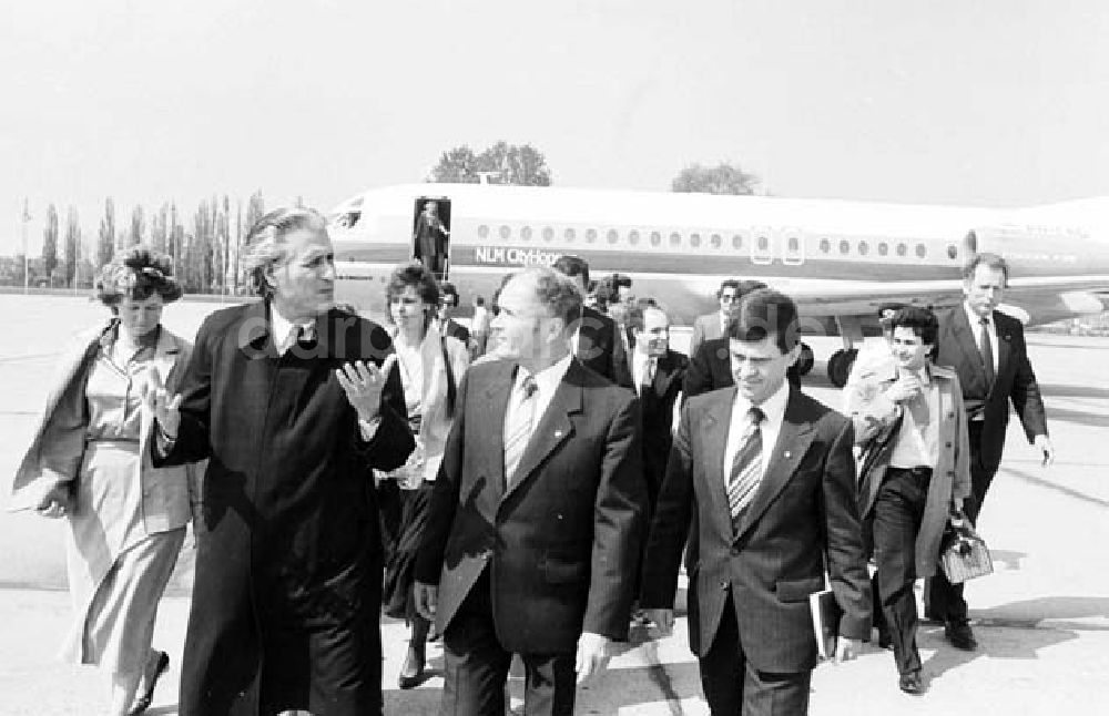 DDR-Bildarchiv: Berlin Schönefeld - Besuch des algerischen Außenminister Dr