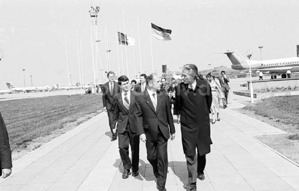 DDR-Fotoarchiv: Berlin Schönefeld - Besuch des algerischen Außenminister Dr