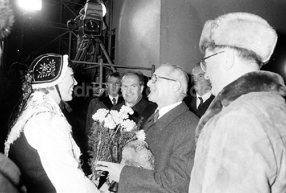 Güstrow / Mecklenburg-Vorpommern: Besuch von Helmut Schmidt (Bundeskanzler der BRD) zu Gast in Güstrow (Mecklenburg-Vorpommern), Erich Honecker bekommt Blumen überreicht
