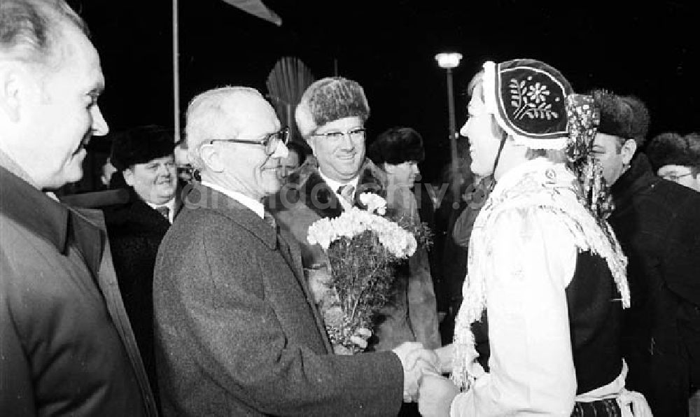 DDR-Fotoarchiv: Güstrow (Mecklenburg-Vorpommern) - Besuch von Helmut Schmidt (Bundeskanzler der BRD) zu Gast in Güstrow (Mecklenburg-Vorpommern), Erich Honecker bekommt Blumen überreicht