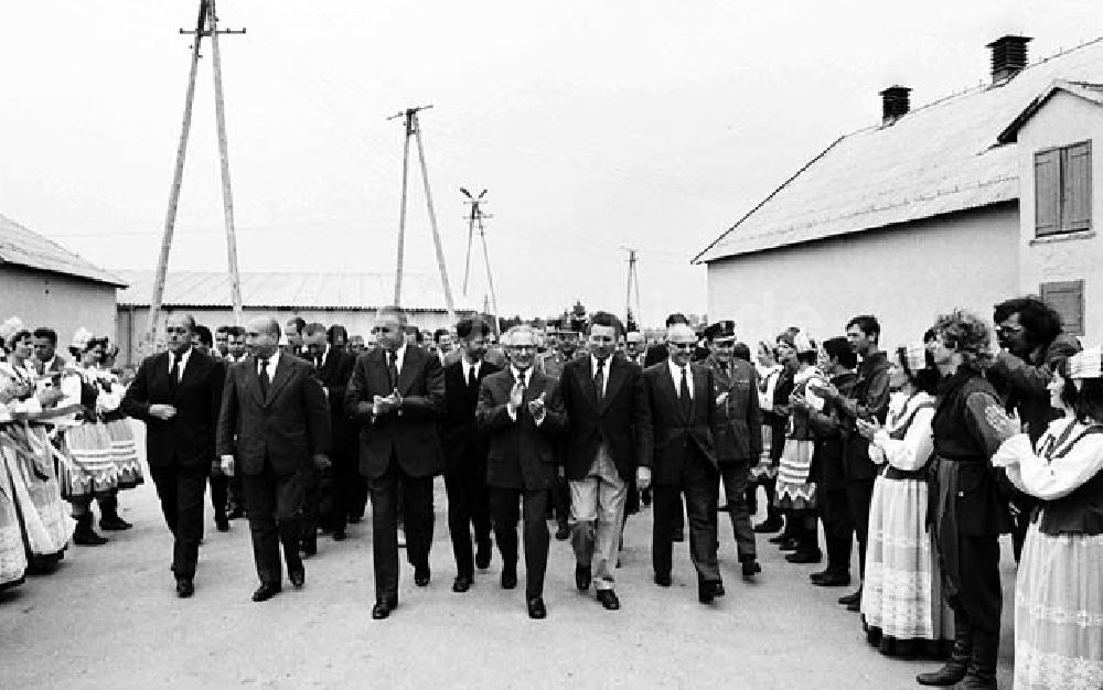 DDR-Bildarchiv: Warschau (Polen) - Besuch Honeckers in Polen Umschlagnr.: 563 Foto: Lange