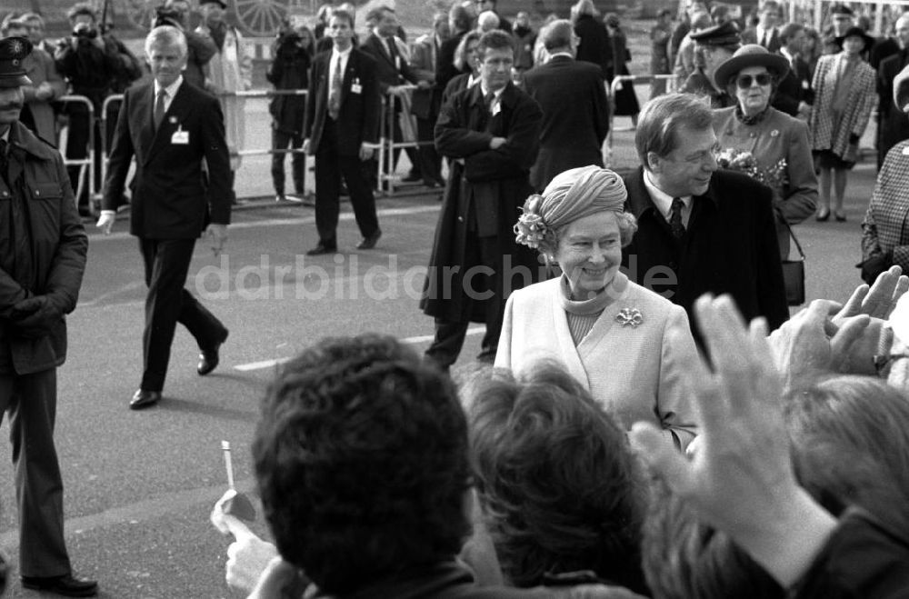 DDR-Bildarchiv: Berlin-Mitte - Besuch der Königin Elisabeth II. (Queen Elisabeth II.) des Vereinigten Königreich von Großbritannien und Nordirland in Berlin
