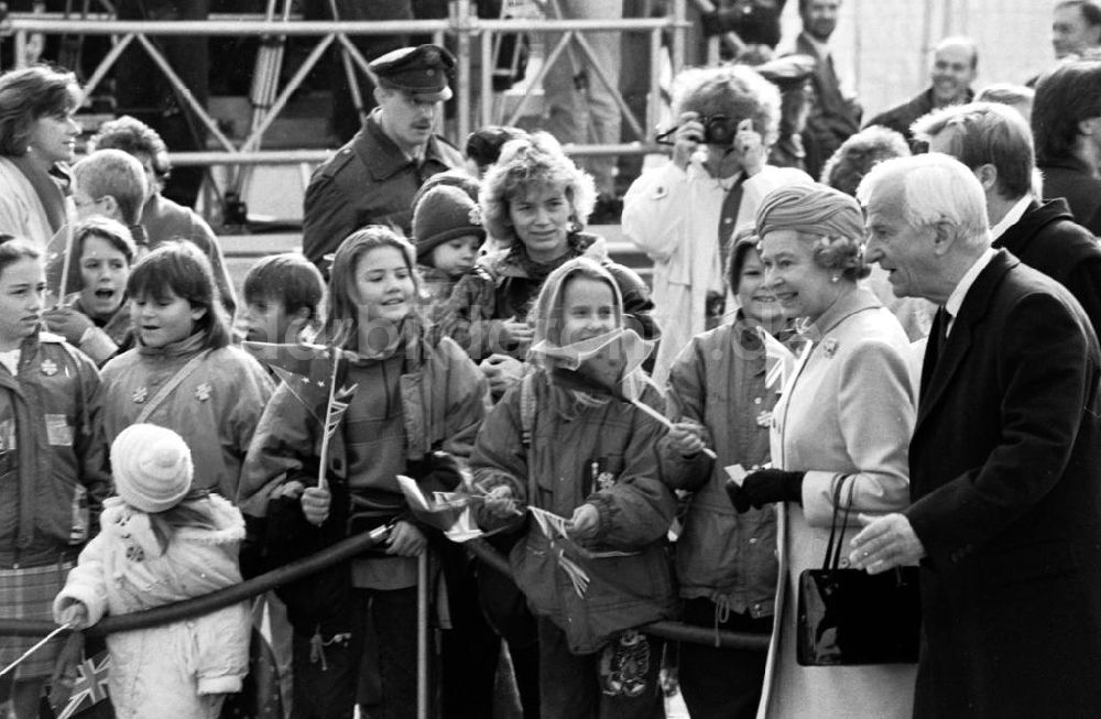DDR-Fotoarchiv: Berlin-Mitte - Besuch der Königin Elisabeth II. (Queen Elisabeth II.) des Vereinigten Königreich von Großbritannien und Nordirland in Berlin