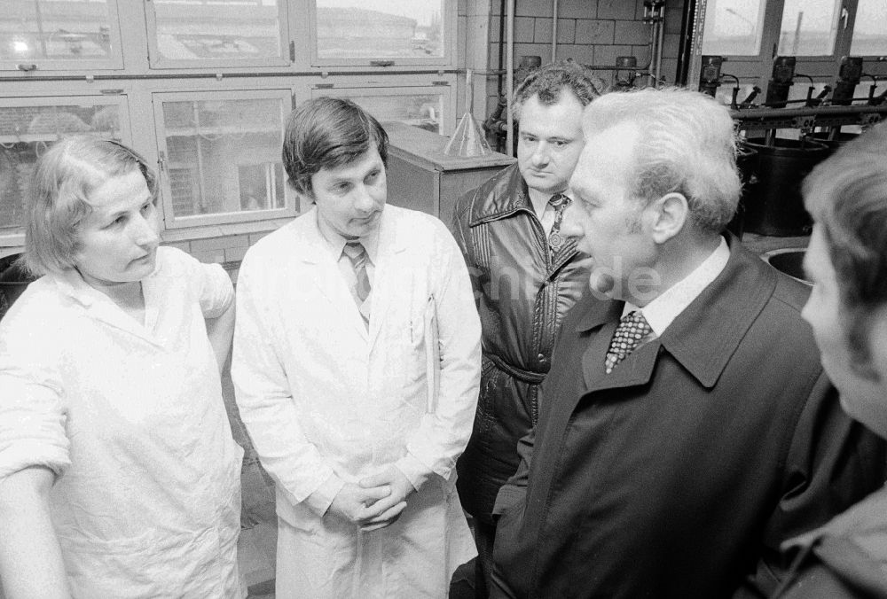 Berlin: Besuch von Konrad Naumann (1928-1992) im VEB Berlin Chemie in Berlin, der ehemaligen Hauptstadt der DDR, Deutsche Demokratische Republik