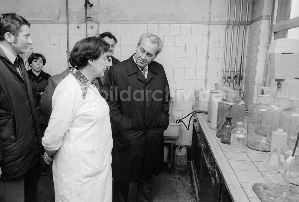 DDR-Bildarchiv: Berlin - Besuch von Konrad Naumann (1928-1992) im VEB Berlin Chemie in Berlin, der ehemaligen Hauptstadt der DDR, Deutsche Demokratische Republik