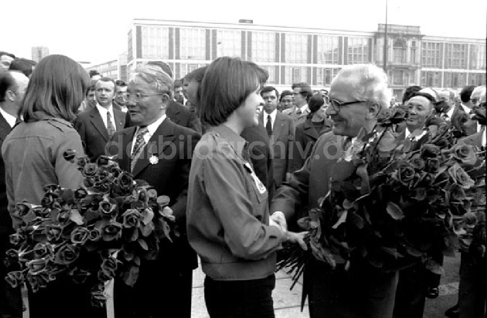 DDR-Fotoarchiv: Berlin - Besuch des mongolischen Staatschefs Zedenbal Marsch vom Staatsrat zum Palast der Republik Foto: Schönfeld