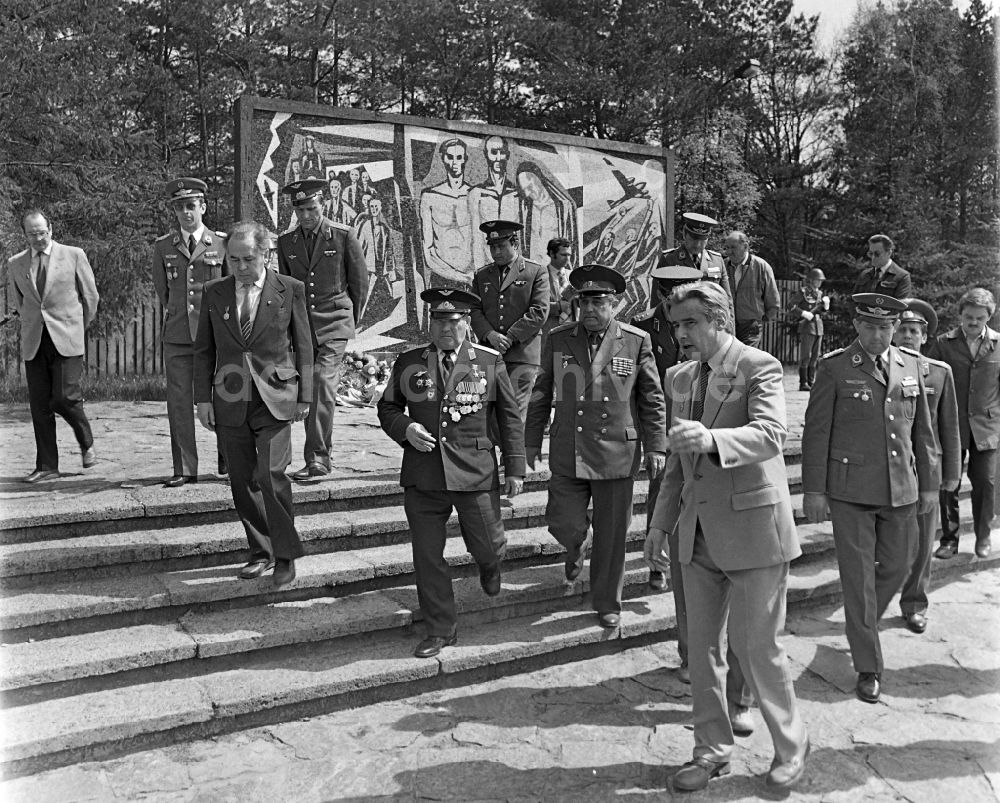 DDR-Bildarchiv: Karlshagen - Besuch von Oberst Michail Petrowitsch Dewjatajew in Karlshagen in Mecklenburg-Vorpommern in der DDR