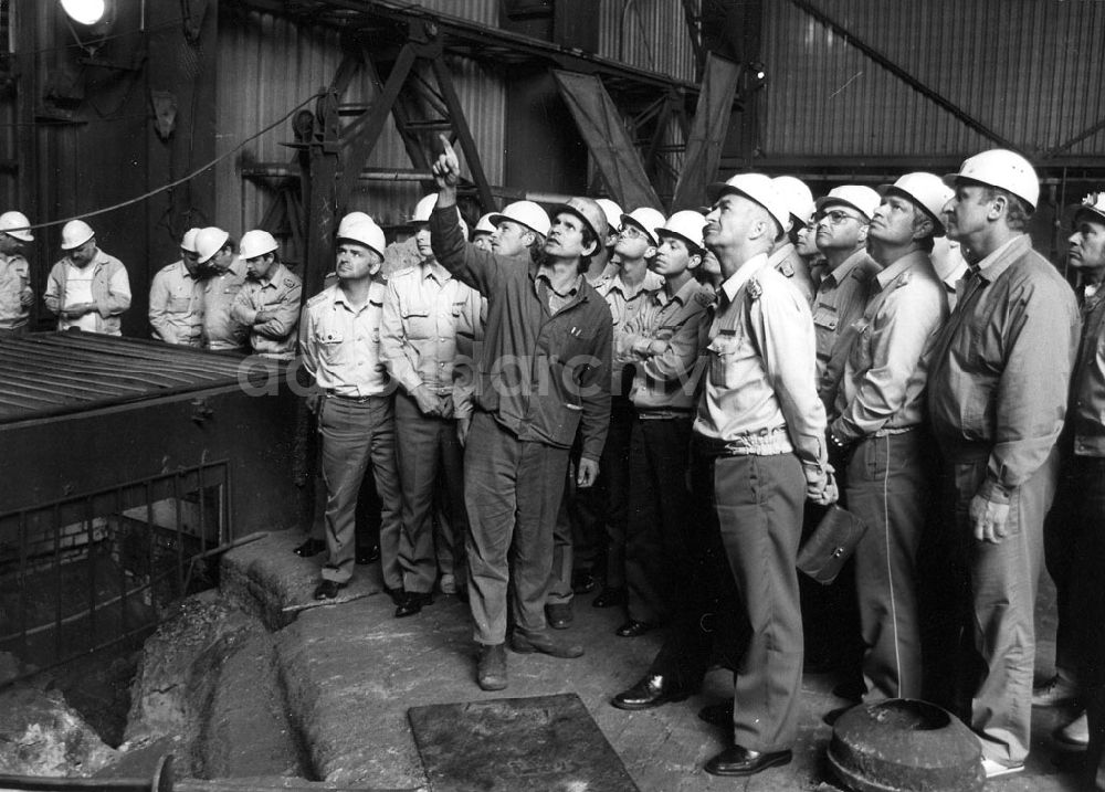 DDR-Fotoarchiv: Eisenhüttenstadt - Besuch von Politoffizieren im Stahlwerk Eisenhüttenstadt 1988