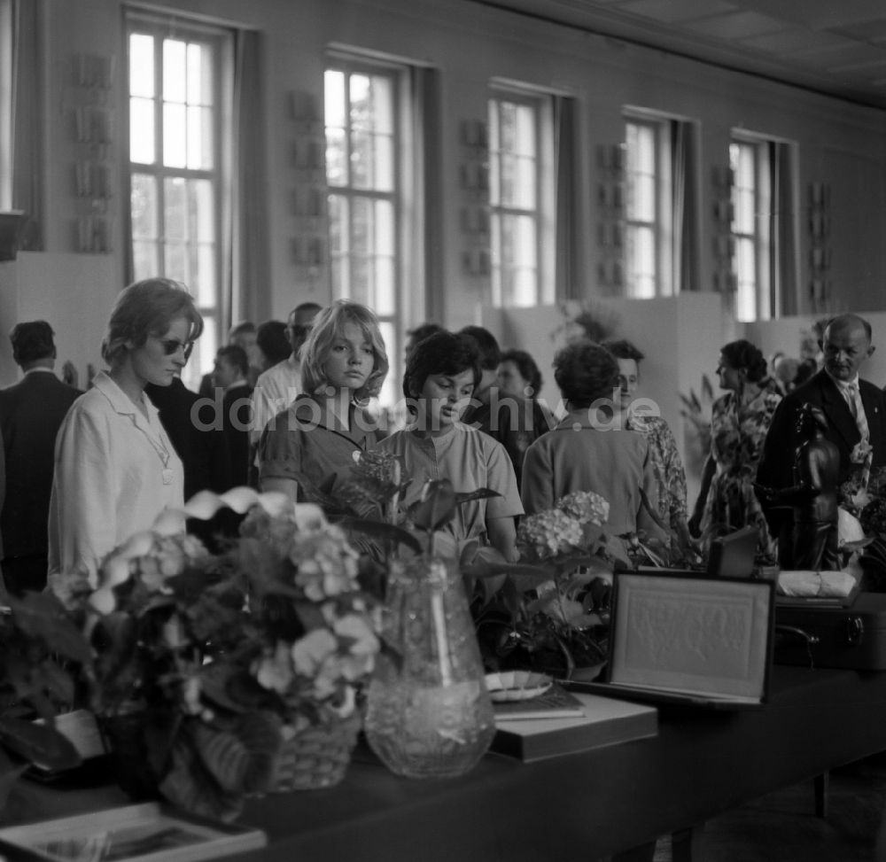 DDR-Fotoarchiv: Berlin - Besucher bestaunen Geschenke beim Festakt zum 70. Geburtstag Walter Ulbricht in Ostberlin in der DDR