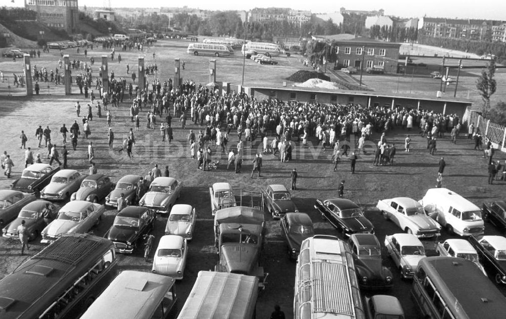 Berlin: Besucher des Europacups am Eingang des Walter-Ulbricht-Stadions, Berlin 1962