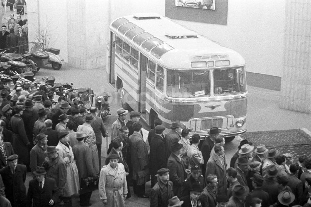Leipzig: Besucher auf der Frühjahrsmesse Leipzig mit Fahrzeugen, 1960